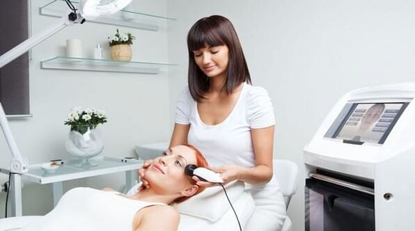 Experts use equipment to conduct skin rejuvenation courses